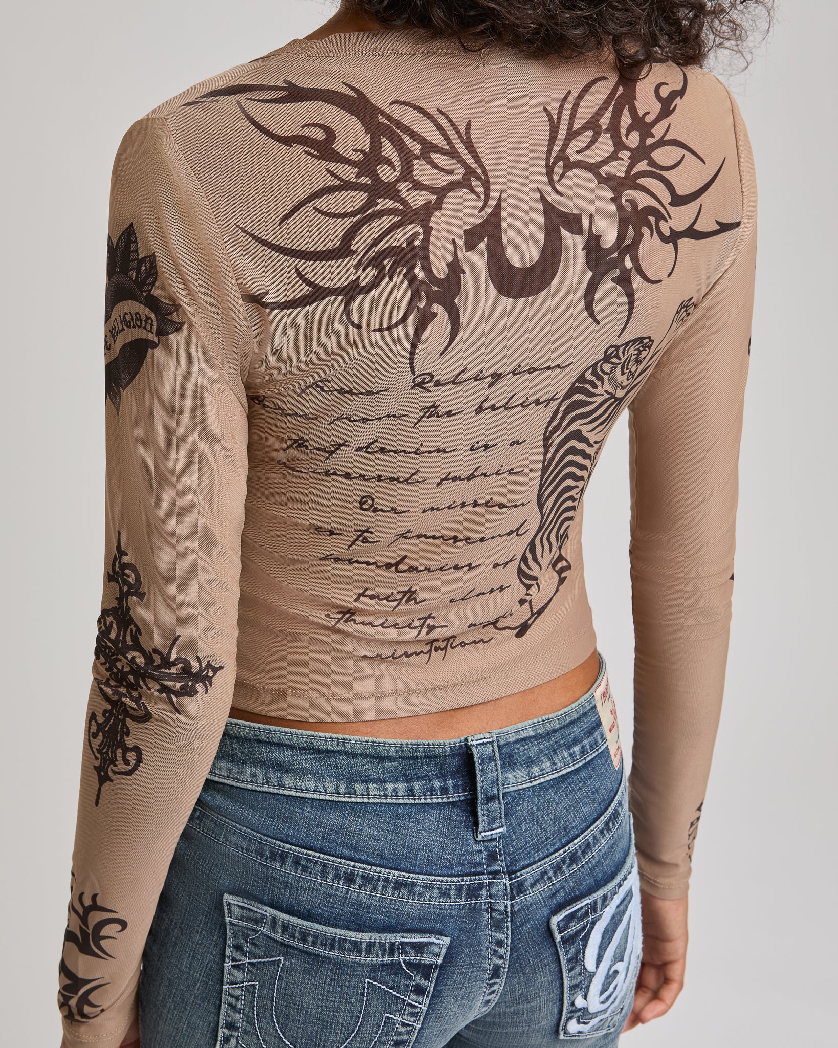 SCOOP NECK TATTOO LS TOP - SILVER MINK